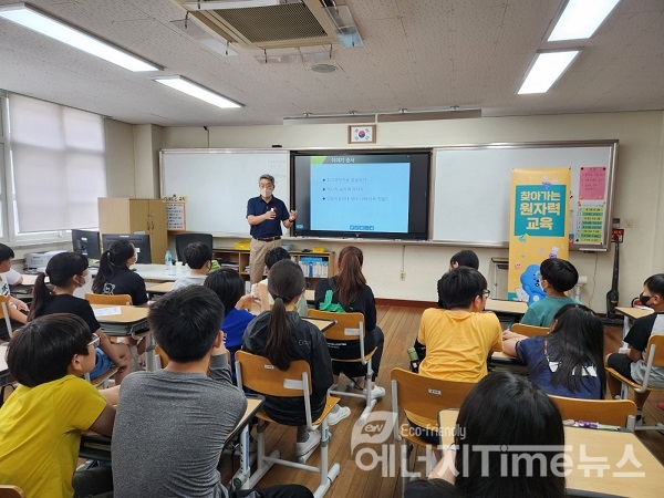 한국원자력연구원 재료안전기술연구부 정용환 책임연구원이 대전 동화초등학교 학생들에게 ‘찾아가는 원자력 교육’을 진행하고 있다.