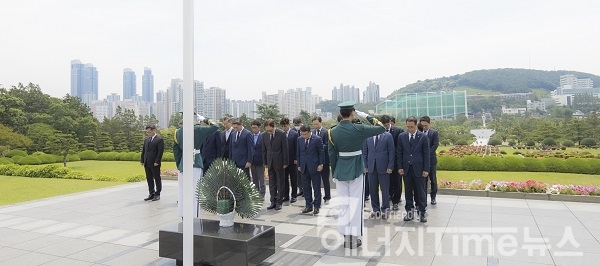 남부발전 이승우 사장이 유엔기념공원에서 6.25 전쟁 참전 호국영령을 기리며 묵념하고 있다.