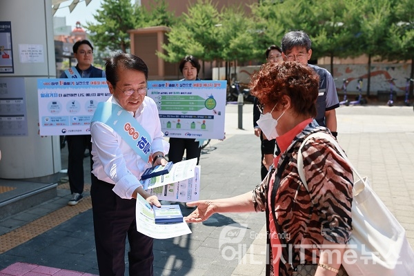 한국서부발전은 16일 경기 김포골드라인 구래역에서 ‘하루 1킬로와트시(kWh) 줄이기 캠페인’을 진행했다. 사진은 박형덕 사장(왼쪽)이 김포시민에게 에너지 절약 안내문과 홍보물품을 전달하는 모습