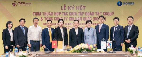 최연혜 가스공사 사장(오른쪽 네번째)과 Mr. Do Quang Hien (도 꽝 히엔) T&T그룹 회장(왼쪽 여섯번째)이 업무 협약 후 관계자들과 기념촬영을 하고 있다.