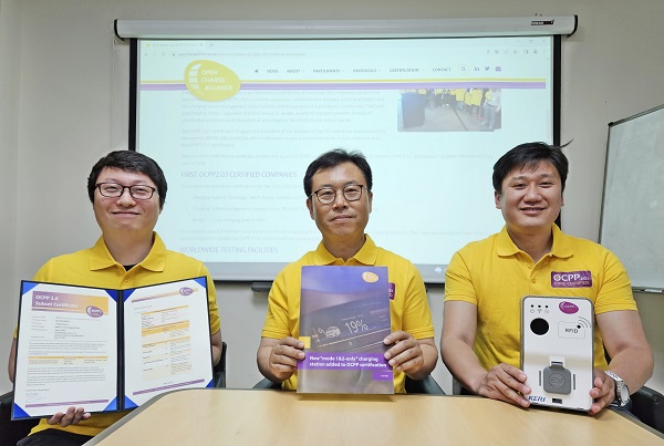 세계 최초로 '전기차 충전용 과금형 콘센트 기술'을 개발하고 OCPP 2.0.1 인증을 받은 KERI 연구팀(왼쪽부터 손상우·이재조·박창운 박사)