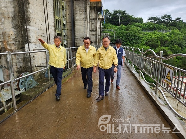 17일 한수원 황주호 사장이 지난 15일 월류가 발생한 괴산댐을 찾아 안전 상태를 점검했다 (사진 왼쪽에서 두번째 황주호 한수원 사장)