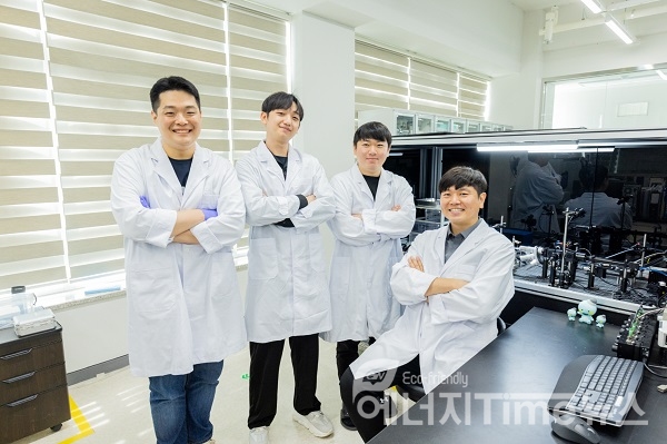 표재연 박사(오른쪽)를 비롯한 KERI 연구팀이 첨단 디스플레이용 회절격자를 제작하는 나노 3D프린팅 기술을 개발했다.