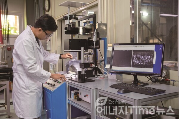 한국지질자원연구원 자원회수연구센터에서 부유선별기술을 활용해 니켈 등 유용자원을 회수하고 있다.