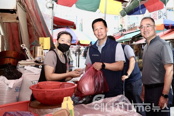 김성관 동서노조위원장(가운데)과 현창운 동서발전 노동이사(오른쪽)이 온누리상품권을 사용해 장을 보고 있는 모습