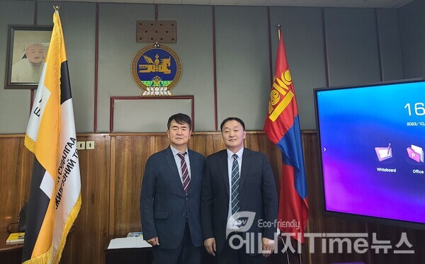 13일 몽골 울란바토르에서 몽골 지질조사소에서 한국지질자원연구원 전호석 박사(왼쪽)와 몽골 지질조사소 문카바타르 소장(오른쪽)이 기념촬영을 하고 있다.