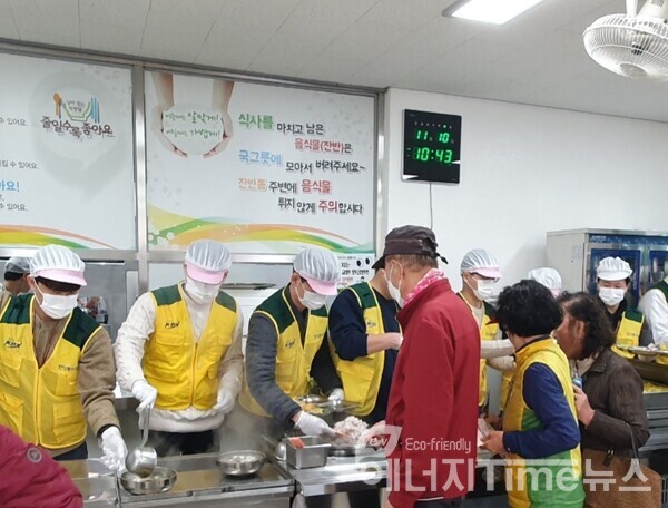 배식자원봉사 활동에 동참차고 있는 전력거래소 직원들