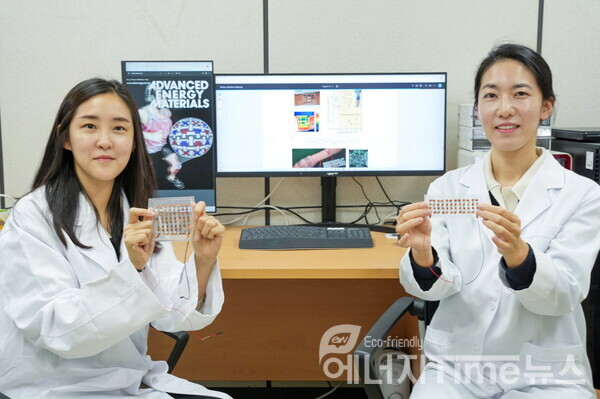 KERI 최혜경(왼쪽)·윤민주 박사가 메타 물질을 활용한 신축·유연 열전소자를 선보이고 있다.