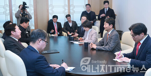안덕근 산업부 장관이 김기문 회장과 환담을 하고 있다.