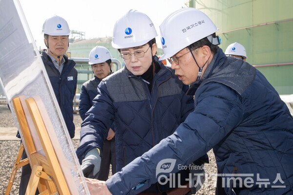 최연혜 한국가스공사 사장은 설 연휴를 앞둔 2월 7일 통영 LNG생산기지 안전점검에 나섰다