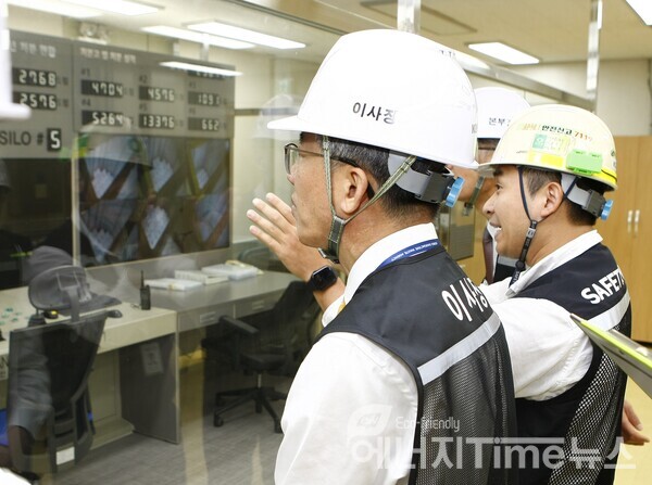 한국원자력환경공단 조성돈 이사장이 방폐장 안전점검을 실시하고 있다.
