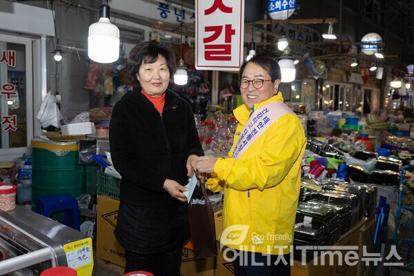 박형덕 사장(오른쪽)이 태안서부시장을 찾아 물품을 구매하고 시장 활성화를 기원하는 편지를 전달하는 모습