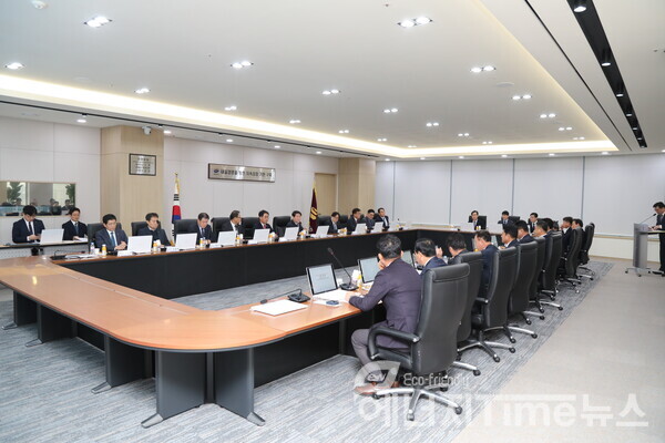 전기공사공제조합 백남길 이사장과 전국 21개 지역 운영위원장이 회의를 진행하고 있다.