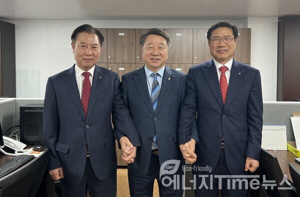 박창환 후보, 김선복 회장, 김동환 후보(사진 좌측부터)가 14일 극적인 단일화를 통해 전기기술인의 원팀으로 대통합을 이뤄냈다.