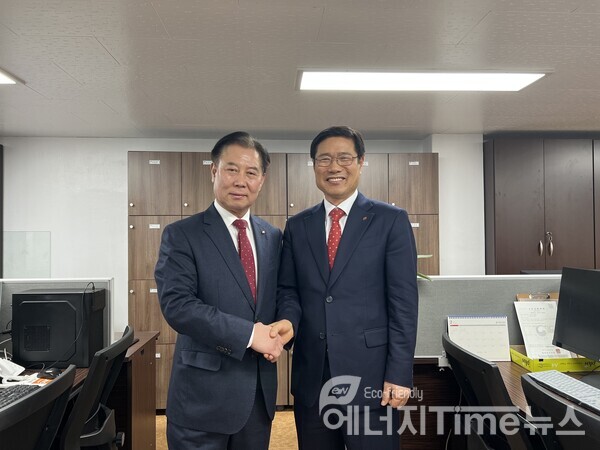 박창환 후보(왼쪽)와 김동환 후보가 14일 후보 단일화에 합의하고 서로 악수를 하고 있다.