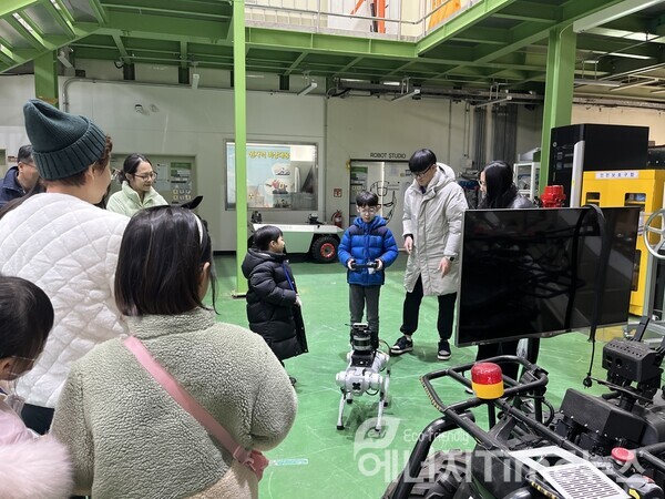 연구원 로봇실증시험시설에서 한 아이가 원자력 방재 로봇을 조종하고 있다.