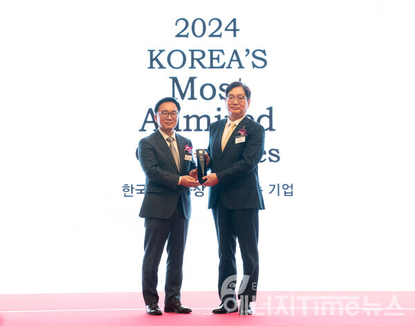 S-OIL 서정규 국내영업본부장(오른쪽)이 27일 열린 ‘2024 한국에서 가장 존경받는 기업’ 시상식에서 한국능률협회컨설팅(KMAC) 한수희 대표(왼쪽)와 기념 촬영을 하고 있다.