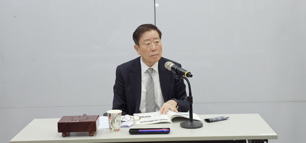 김상은 방사선진흥협회 회장이 정기총회 의결 안건을 승인하고 있다.