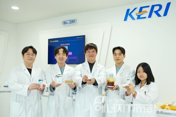 KERI 박준우 박사(가운데)팀이 습식 합성 공정으로 제조된 고체전해질과 이를 활용한 전고체전지 시제품을 들고 포즈를 취하고 있다.