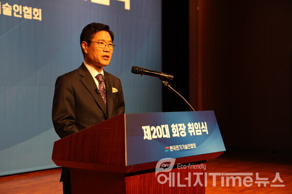 취임사를 하고 있는 김동환 회장.